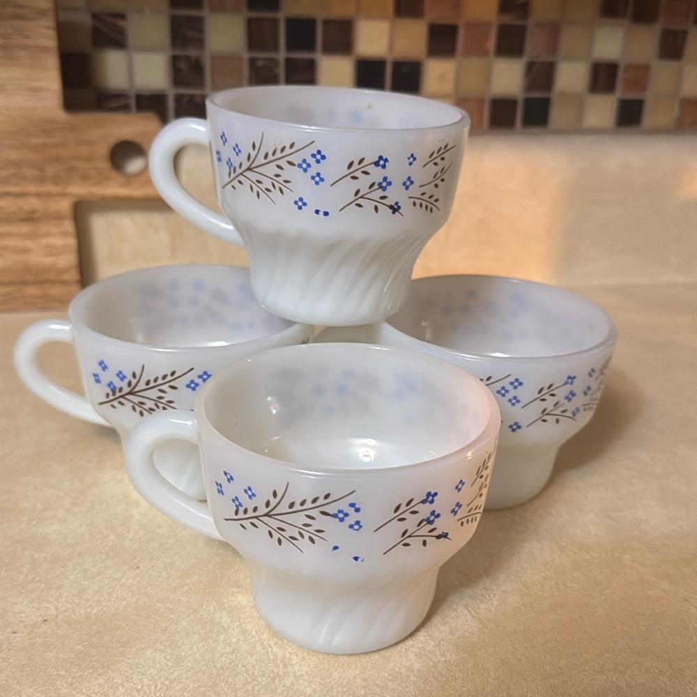 Vintage termocrisa milk glass mugs‎